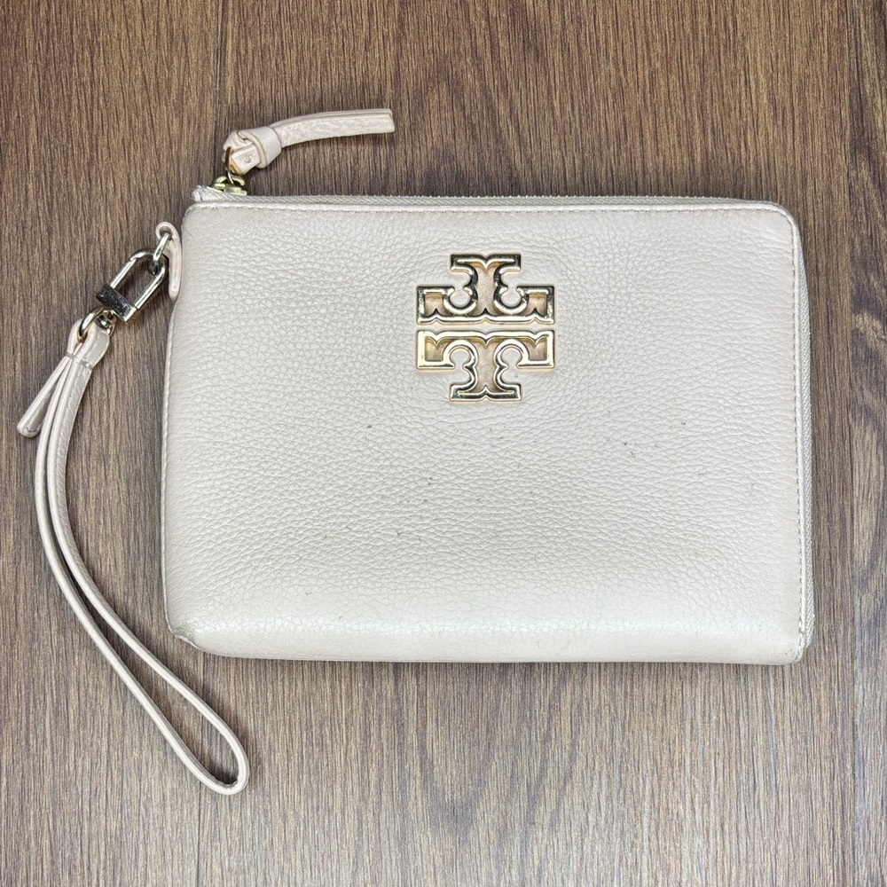 🔥🔥🔥Tory Burch Soft Peach Wristlet with Gold Logo🔥🔥🔥